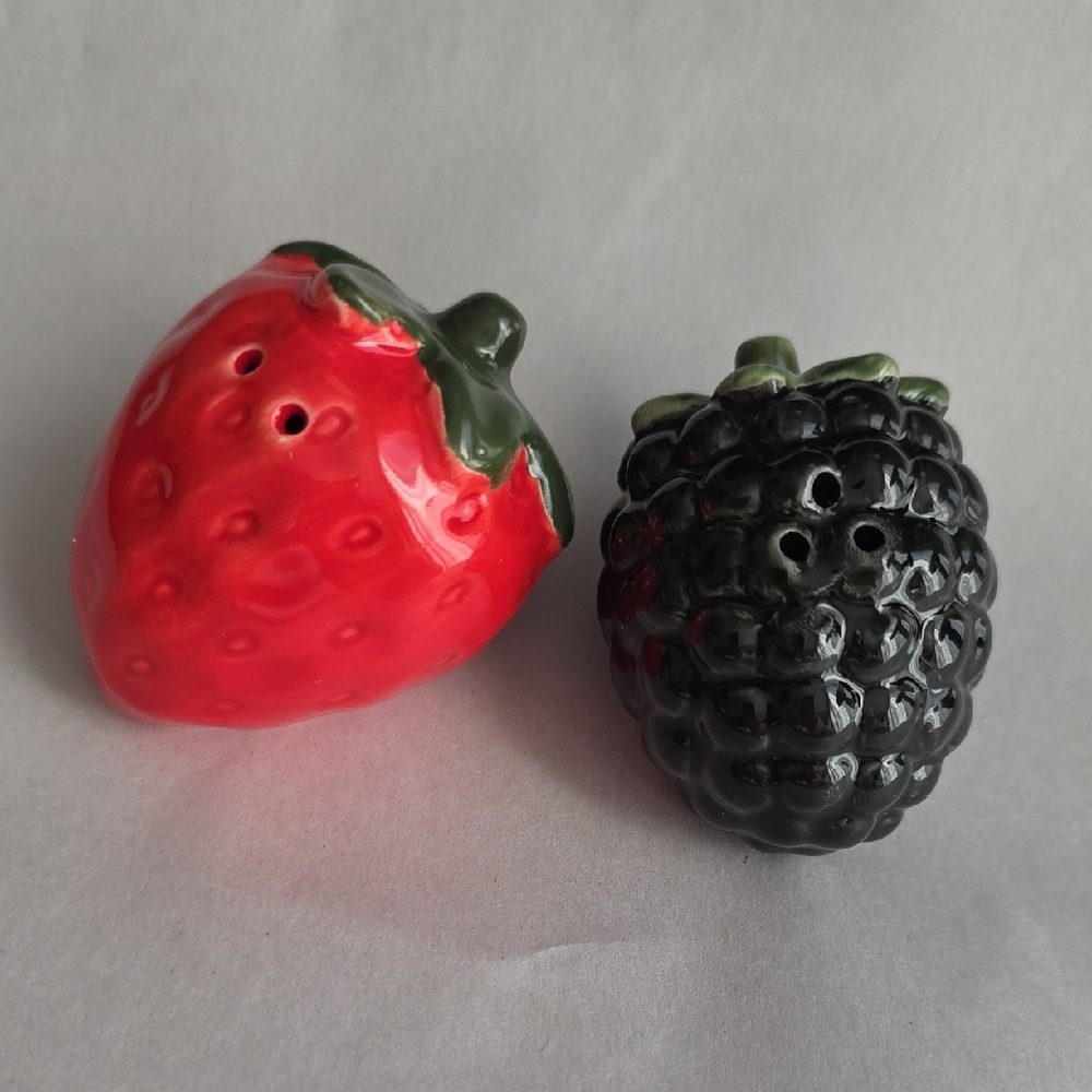 Strawberry & Blackberry Mini Salt and Pepper Shaker Set NWOT
